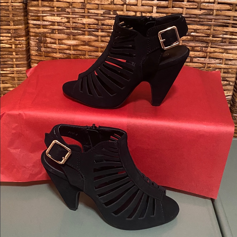 NWOB Top Moda Open Toe BLACK Faux Suede bootie style zip side heel 6 *flaw